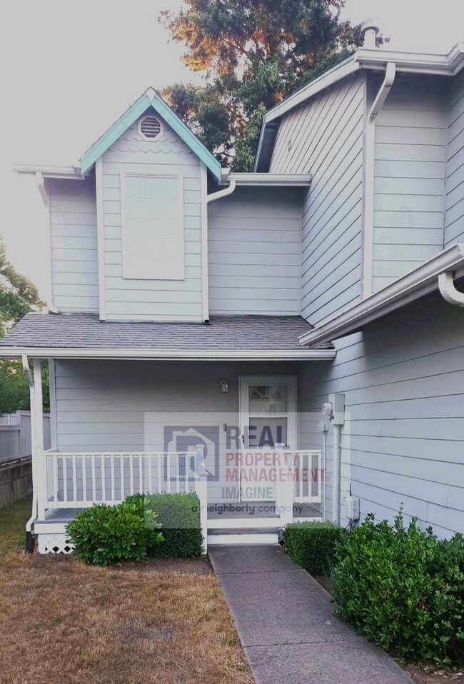 Building Photo - Check Out This Adorable 3 Bedroom, 2.5 Bath TownHome!