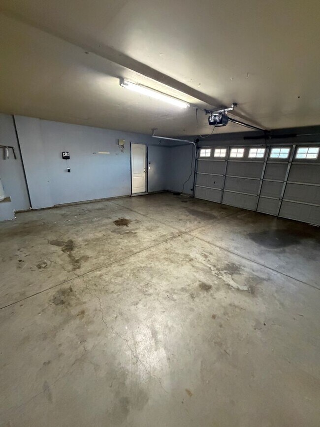 Building Photo - 585 Hart Dr