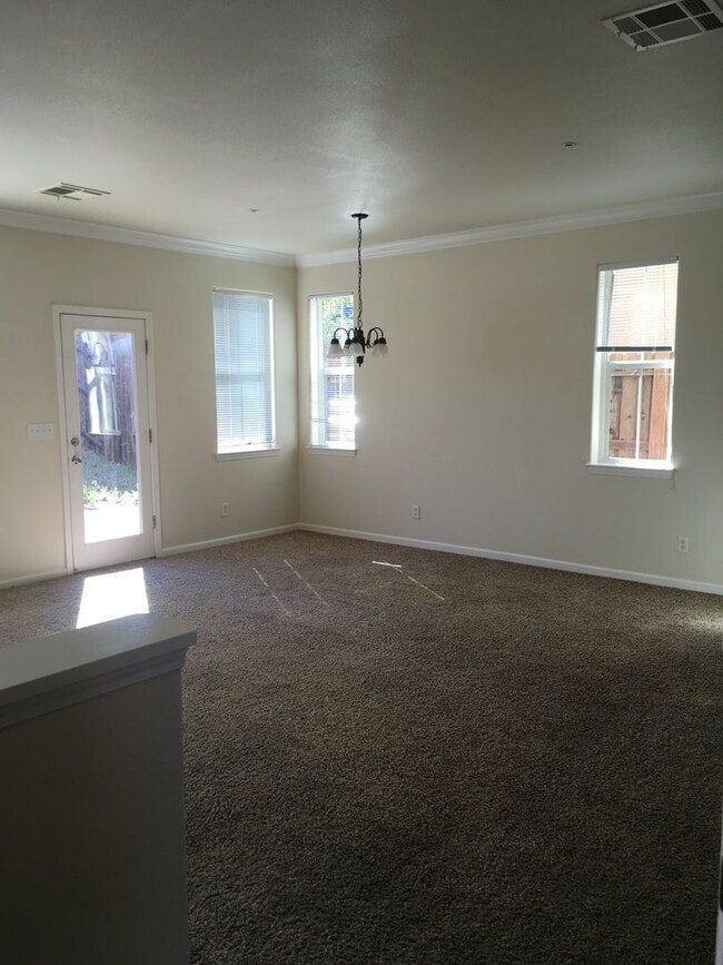 Building Photo - 3 Bedroom in Shasta View Gardens