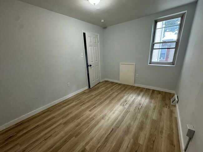 Building Photo - Freshly Updated 3bd/1bath House! Section 8 ONLY!