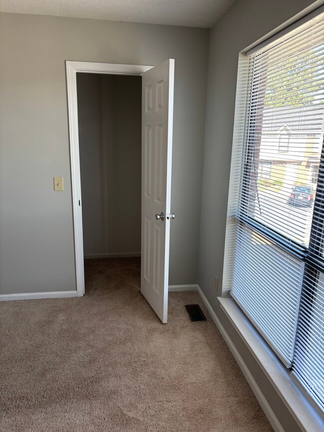 Building Photo - 2701 Thackery Rd