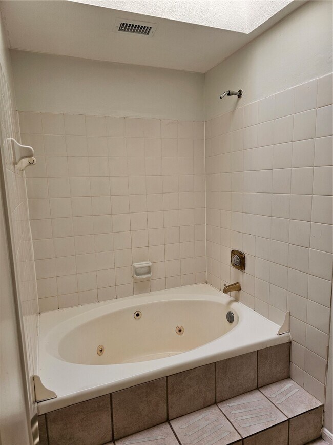 Building Photo - 9850 Pagewood Ln