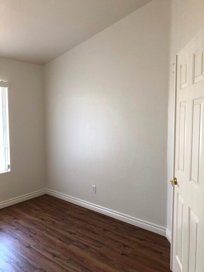 Building Photo - Beautiful Single Story Home