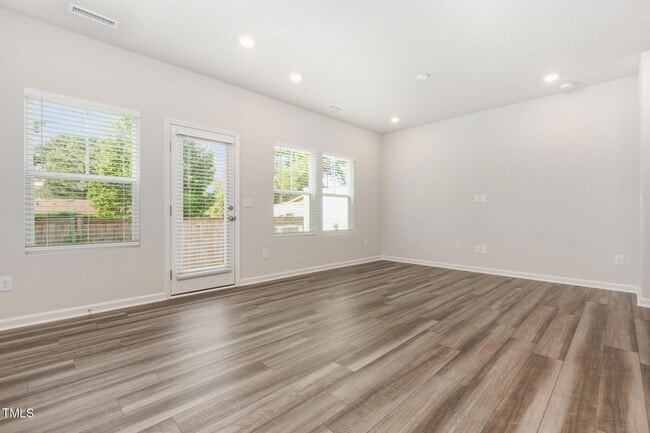 Building Photo - 172 Paramount Dr