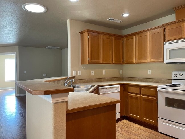 Building Photo - 55 Plus Community-1 Bedroom 1 Bath---Bonus Room/Office Space-Located in Friendly Central Point