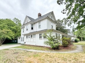Building Photo - Great 2nd floor apt next to Greensboro College and convenient to downtown!