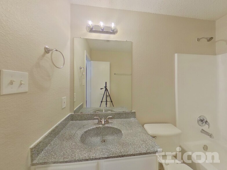 Building Photo - 4604 Palm Ridge Dr