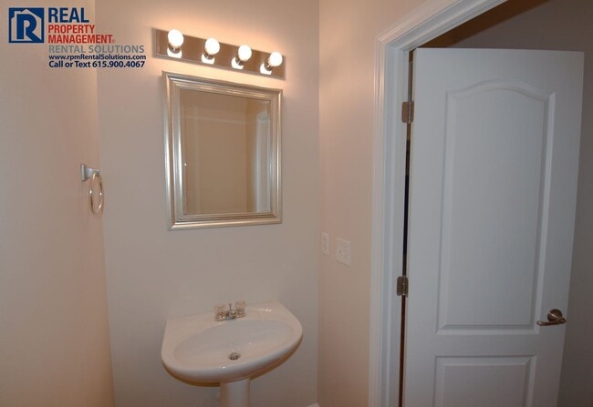 Building Photo - Beautiful 2BR/2.5 BA M'boro end unit townhome!