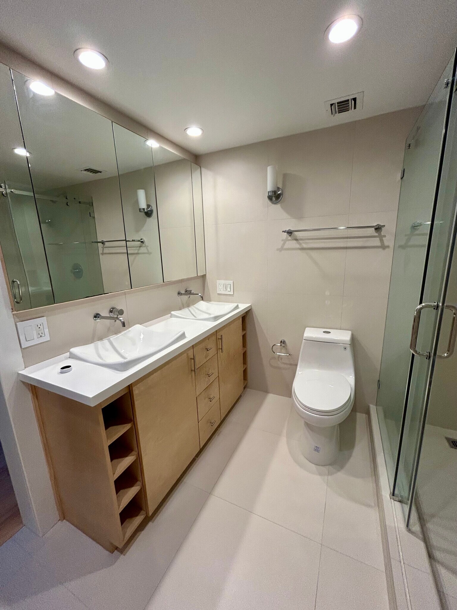 Master en-Suite Bath - 5415 Collins Ave