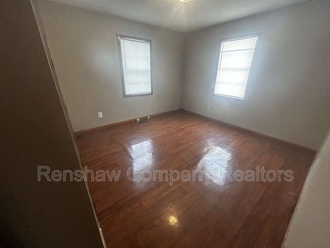 Building Photo - 109 McLin St