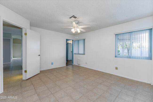 Building Photo - 6819 E Grandview Dr