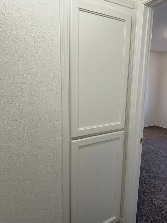 Building Photo - Updated 2 bedroom 2 bath triplex in Spring...