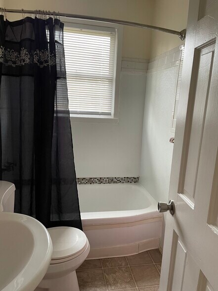 Building Photo - 2680 Leeds Ave