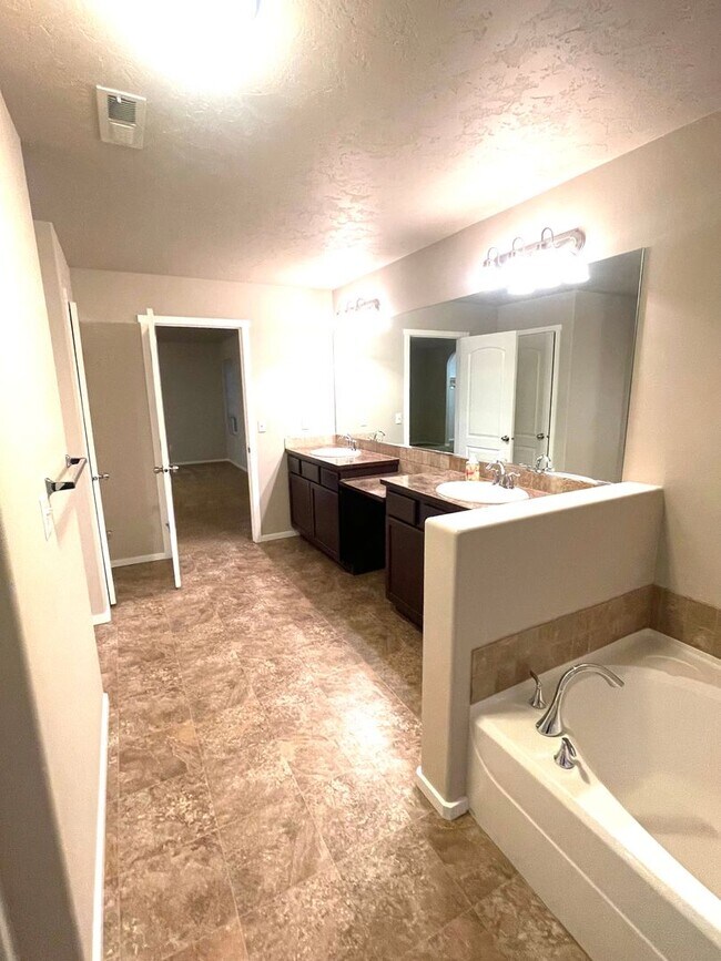 Building Photo - Charming Very Spacious 2-Story Home for Rent in Pasco, WA – Ideal Location Off Road 68!