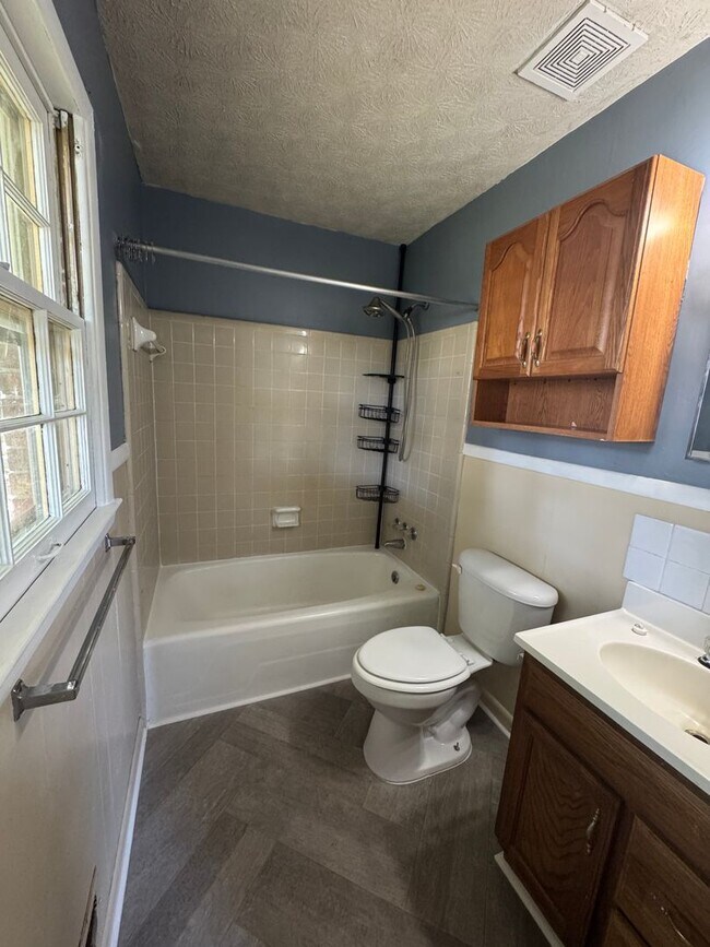 Building Photo - 400 7th Ave NE