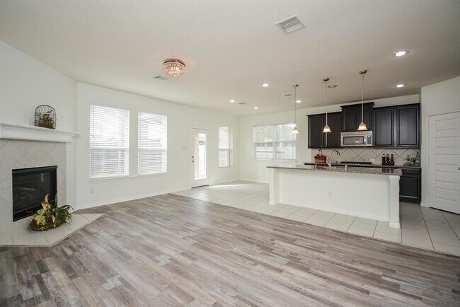 Building Photo - 22211 Weller Oaks Dr