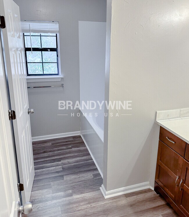 Building Photo - One month FREE RENT!