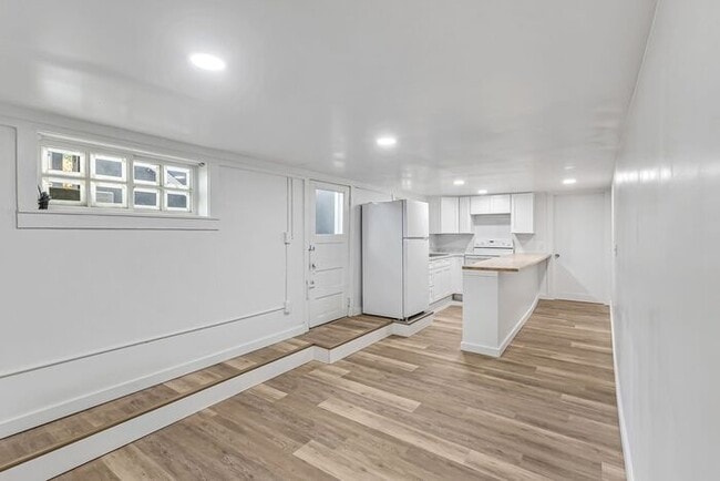 Building Photo - 1 Bed/1 bath Basement unit in Downtown Victorian Home!