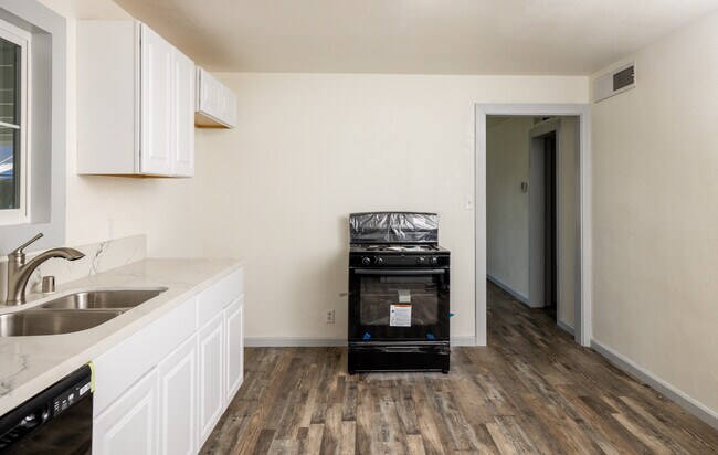 Building Photo - 626 W San Joaquin Ave