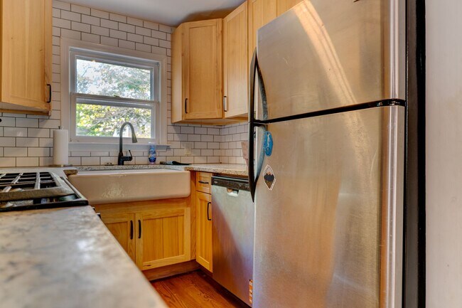 Building Photo - Charming East Rock Single Family
