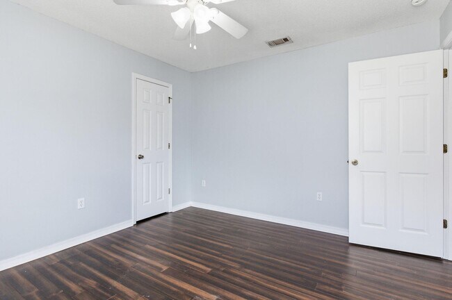 Building Photo - 122 Nivana Dr