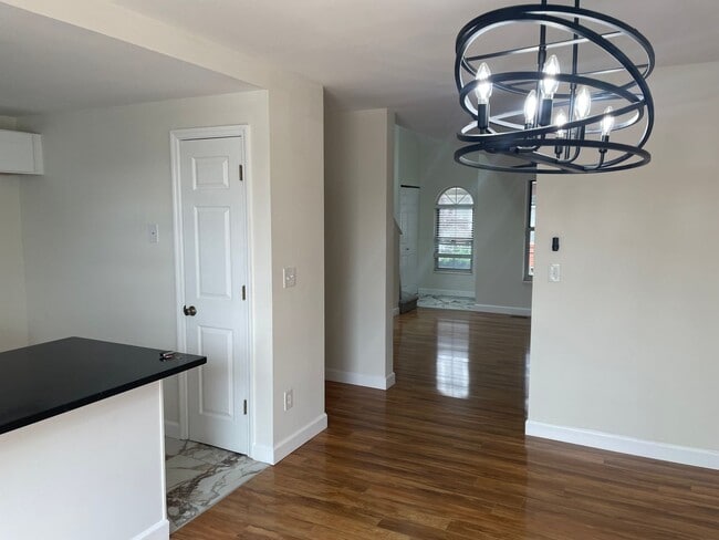 Building Photo - Beautiful 2 Bed, 1.5 Bath Townhome on the Edge of the Desirable Hill Neighborhood Available for Rent