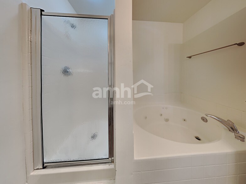 Building Photo - 122 Towering Pine Dr