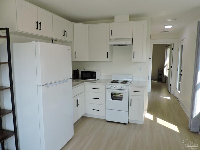 Building Photo - 1702 E La Rua St