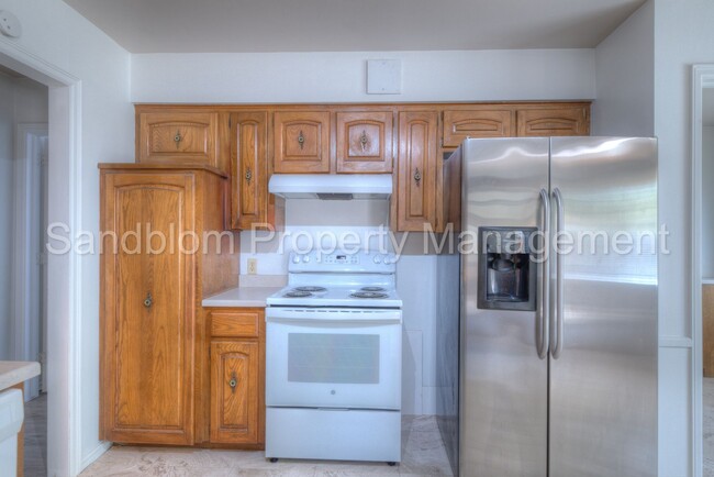 Building Photo - For Lease | South Tulsa Duplex | $1400 Rent