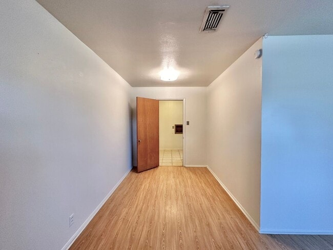 Building Photo - Discover this 3/2 home located in Mid-town...