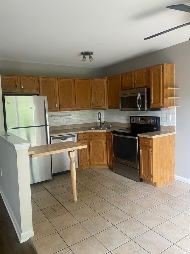 Building Photo - Cozy 2 Bedroom Condo