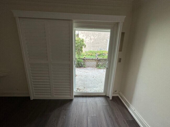 Building Photo - Morningside on the Lake Downstairs 1 Bedroom 1 Bath