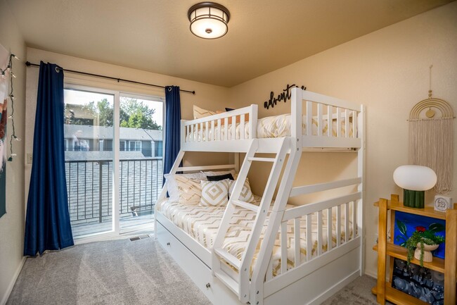 Building Photo - Sleek, Modern SE Boise Townhouse