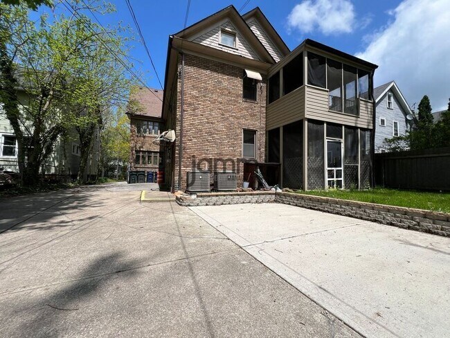 Building Photo - 3232 Clarendon Rd