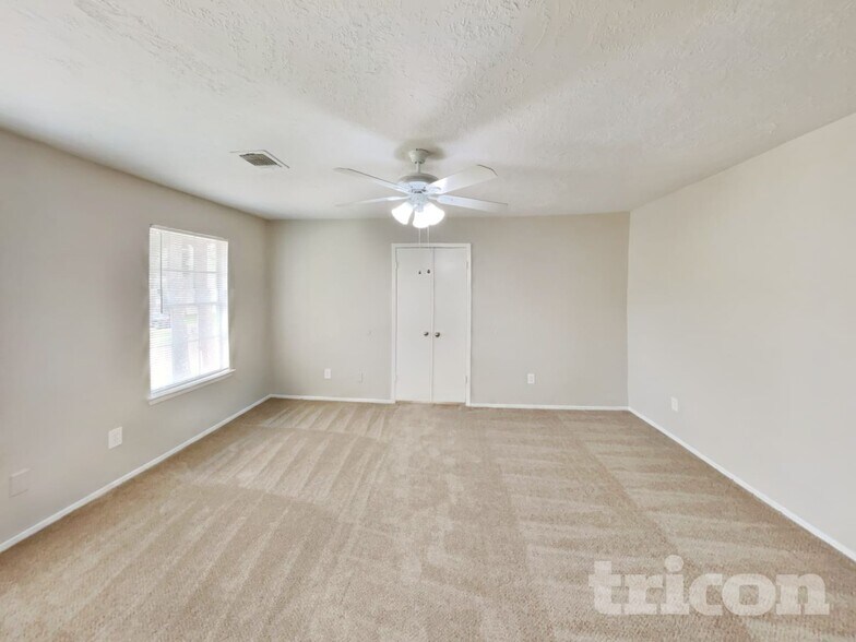 Building Photo - 8522 Lake Crystal Dr