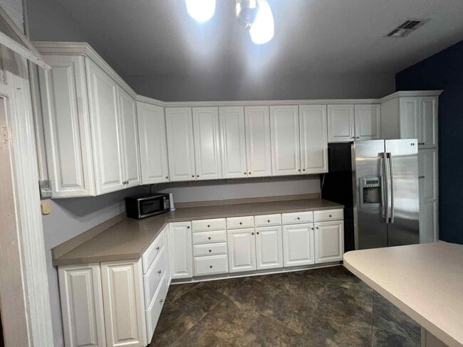 Building Photo - Spacious Loft Living in the Heart of Galen...