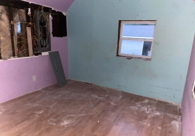 Building Photo - Large Yard & Garage! - $490 Month / $800 Down