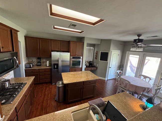Building Photo - Beautiful single-family home with 6 Bedroo...
