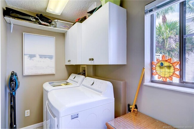 Building Photo - 5564 NE Gulfstream Way