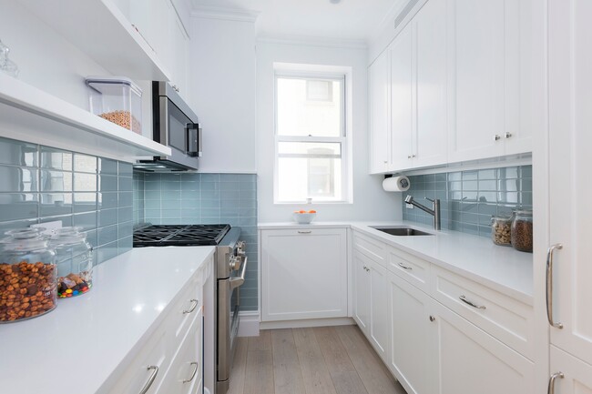 Building Photo - 25 5th Ave