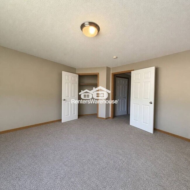 Building Photo - 2BD/1.5BA Townhome in New Prague Available 8/3!