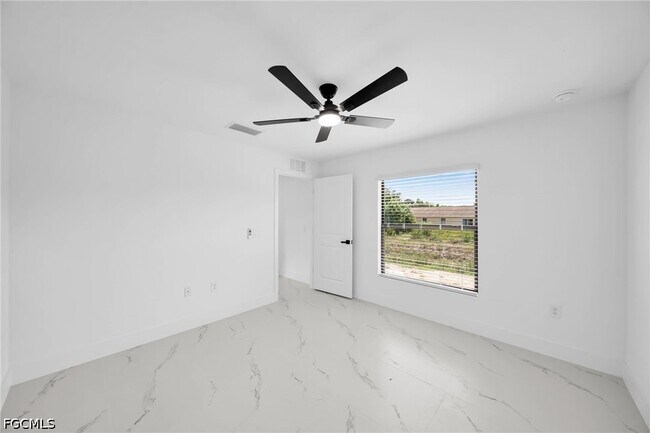 Building Photo - 4985 Fairway Ct