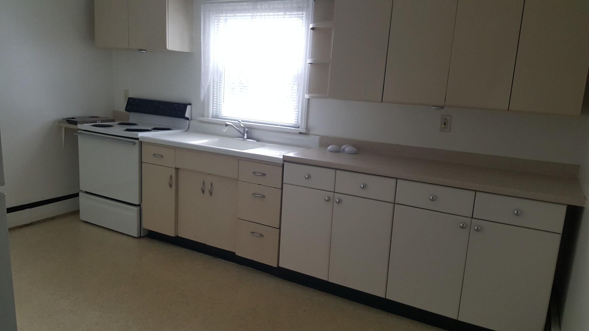 Kitchen counters - 618 Biggs Ave