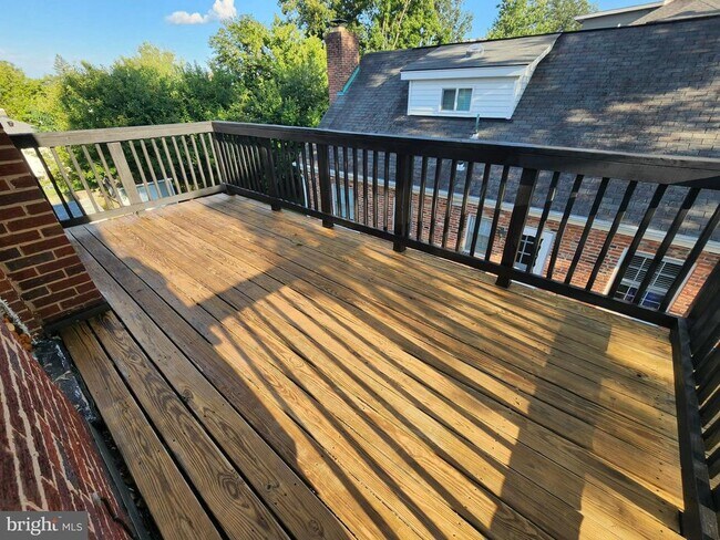 Building Photo - 1227 N Utah St