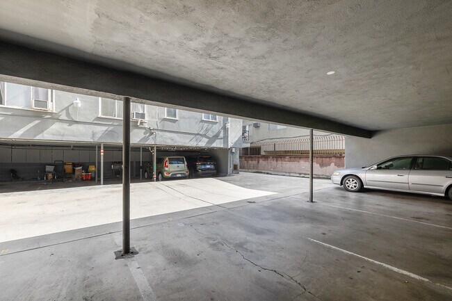 Parking - 1615-1621 N Hobart Blvd