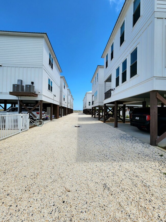 Building Photo - New 2 bedroom/3 bath Beach Cottage in Gulf...