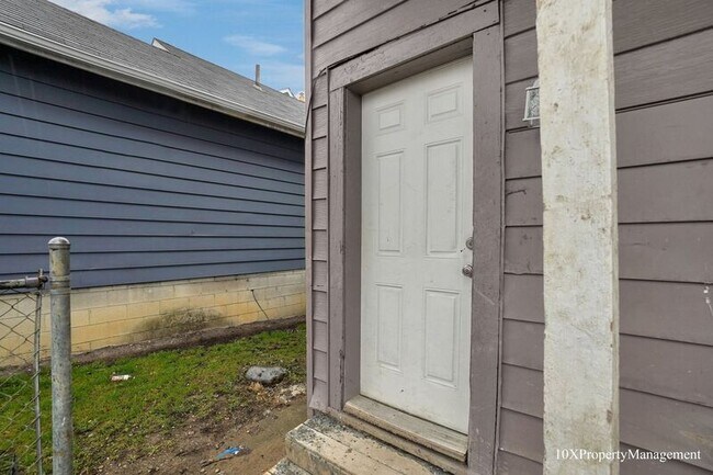 Building Photo - 280 S Warren Ave