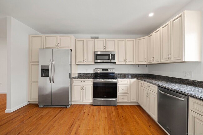 Building Photo - 1153 Stratfield Rd
