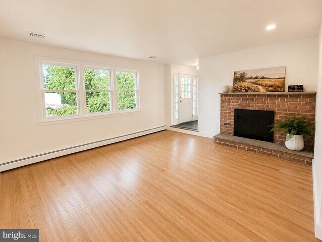 Building Photo - 800 Falcon Ln