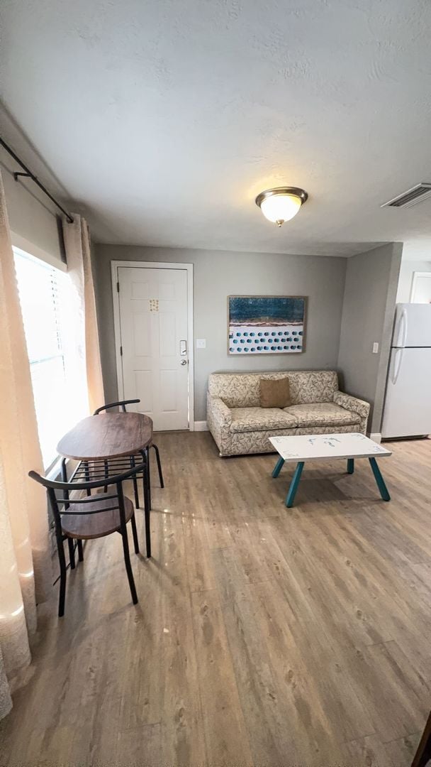 Building Photo - Fully Furnished One Bedroom Long Term Beac...